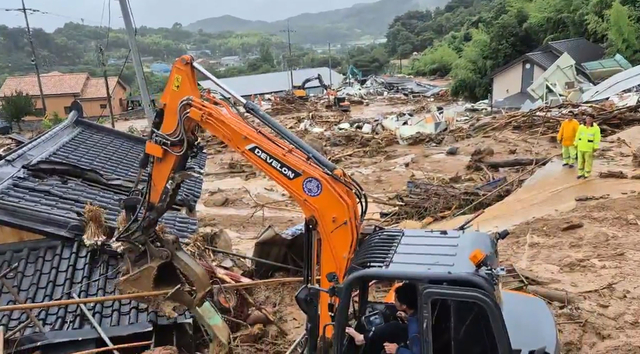 ) 폭우와 산사태가 발생한 19일 경남 산청군 산청읍 부리에서 수색 작업이 진행 중이다. 경남소방본부