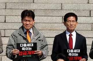 ‘연금개악 규탄’ 집회 참석한 김문수(오른쪽) 전 고용노동부 장관과 전 한국사 강사 전한길 씨. 뉴시스
