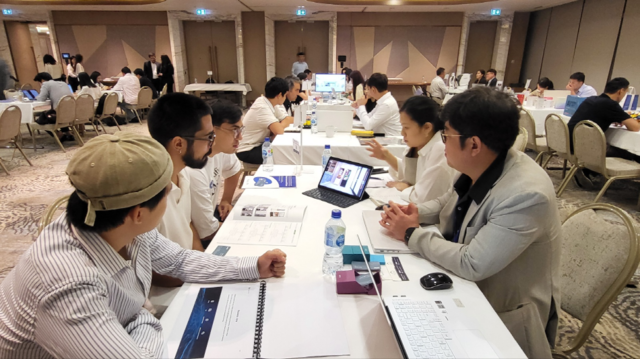 시스메이트의 상담 장면(오른쪽이 정종균 대표). 서울경제진흥원 제공