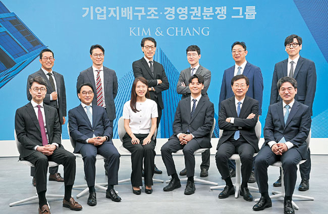 김앤장 법률사무소 기업지배구조·경영권 분쟁 그룹에서 활약 중인 은정민(왼쪽 위부터 시계 방향으로), 홍민영, 노재호, 전영익, 김호용, 김건우, 국지현, 권익환, 안학범, 이은영, 진상범, 한정일 변호사.  백동현 기자 