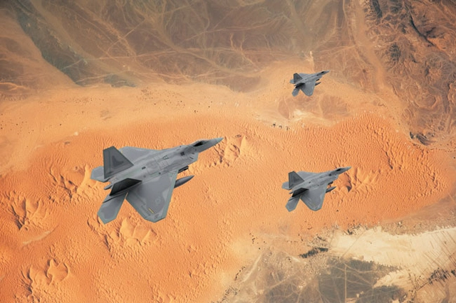 날고 싶은 인간의 욕망이 투영된 고대 신화 속 이카로스(위)와 세계를 전쟁의 화염에 휩싸이게 한 첨단 전투기들. 공중전은 끔찍한 살육을 불러올 수 있지만, 사람들은 오랫동안 비행을 동경하고 그 아름다움에 매료돼 왔다. 게티이미지뱅크 