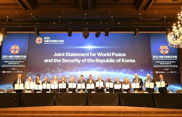 신상태 대한민국재향군인회장 등 16개 6·25참전국 향군회장들이 25일 서울 용산 전쟁기념관에서 열린 ‘2025 서울국제향군포럼’에서 공동성명을 채택한 뒤 기념촬영하고 있다. 대한민국재향군인회 제공