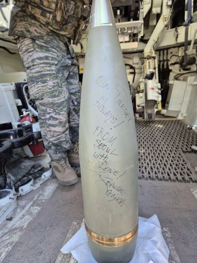 제이미어 브런슨 주한미군사령관이 지난 14일 호주에서 진행중인 다국적 연합훈련 2025 탈리스만 세이버 훈련장을 찾아 한미 장병들을 격려한 뒤 작성한 격려 문구. K9 자주포 포탄에 ‘언제나 명중(On Target! Always!)’이라는 문구가 새겨 있다. 제이미어 브런슨 주한미군사령관 X 캡처