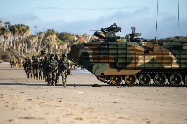 호주 북동부 일대에서 진행중인 다국적연합훈련 2025 탈리스만 세이버에서 장병들이 상륙후 결정적 행동을 실시하고 있다. 해병대 제공