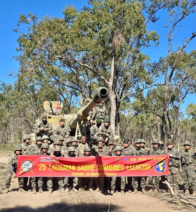 제이미어 브런슨 주한미군사령관이 지난 14일 호주에서 진행 중인 2025탈리스만 세이버 훈련장을 찾아 참가한 한·미 해병대 장병들을격려한 뒤 K9 자주포 앞에서 기념사진을 촬영하고있다. 주한미군사령부 페이스북 캡처