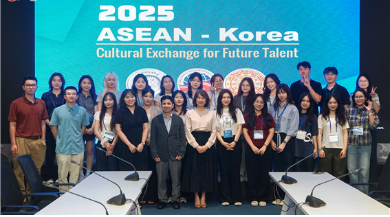 성신여대 주최로 한국과 베트남, 태국 등 3개국 현지에서 22일간 진행된 ‘2025학년도 하계 한-아세안 인재양성 및 문화교류 프로그램’ 기간 중 베트남을 방문한 참가 학생들이 기념촬영을 하고 있다. 성신여대 제공