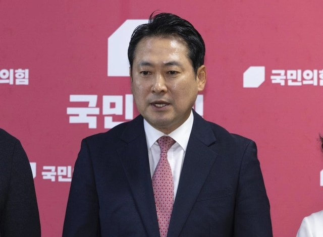 국민의힘 장동혁 의원이 28일 국회에서 열린 법제사법위원회 제1소위원회에서 여당의 주도로 상법 추가 개정안이 통과된 뒤 가진 기자회견에서 발언하고 있다. 연합뉴스