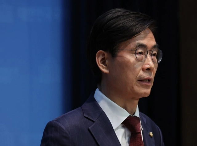 국민의힘 당대표 출마선언을 한 조경태 의원이 27일 오후 서울 여의도 국회 소통관에서 ‘혁신후보 단일화 재촉구 기자회견’을 열고 발언하고 있다. 뉴시스