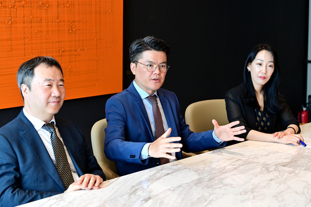 법무법인 율촌 김시목(가운데) 변호사가 이호재(왼쪽) 수석전문위원·추민수 내부통제컨설팅 센터장과 함께 지난 28일 서울 강남구 삼성동 파르나스타워 회의실에서 자금세탁방지팀의 업무에 대해 설명하고 있다.  문호남 기자