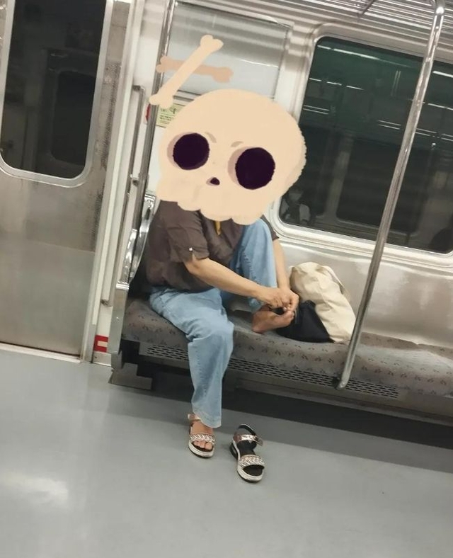 국내 지하철 안에서 발톱을 깎은 한 여성 승객의 행동이 온라인상에 공유되며 논란이 일고 있다. 사진 = 보배드림 캡처