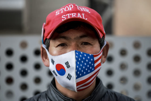 ‘서부지법 난동 사태’ 관련 첫 재판이 열린 지난 3월 10일 서울 마포구 서울서부지방법원 인근에서 열린 서부지법 애국청년들 불법구속 규탄대회에서 참가자들이 피켓을 들고 있다. 기사내용과 무관. 뉴시스