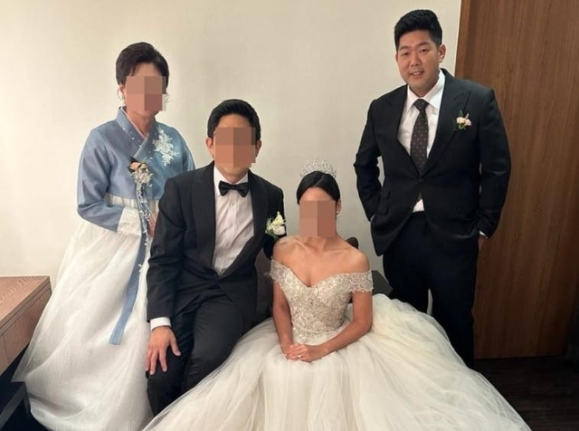 미 이민당국에 구금된 김태흥(오른쪽 첫번째) 씨가 동생의 결혼식에 참석해 찍은 사진. 미주한인봉사교육단체협의회 제공.