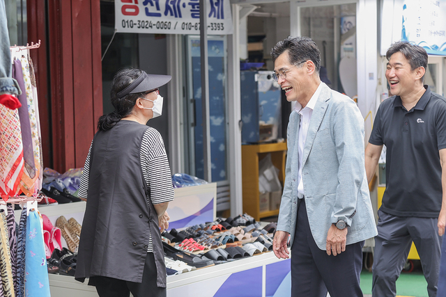 이기재(가운데) 서울 양천구청장이 지역 소상공인과 이야기를 나누고 있다. 양천구청 제공