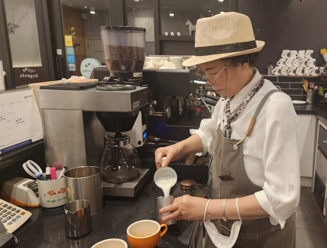고양특례시 한 실버카페에서 일하고 있는 실버바리스타. 고양시 제공