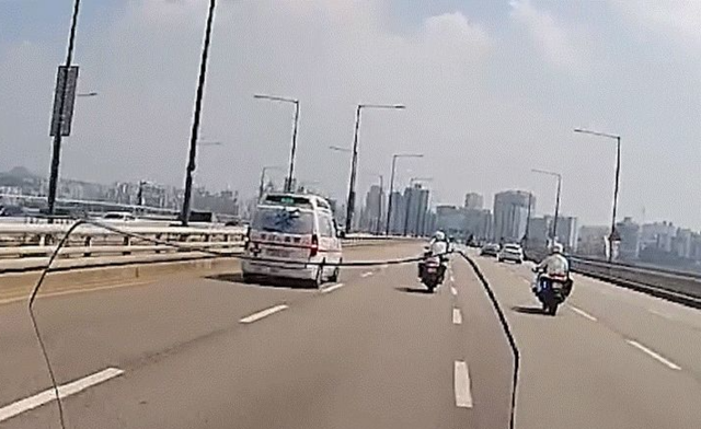 사설 구급차를 에스코트 하는 경찰. 부천원미경찰서