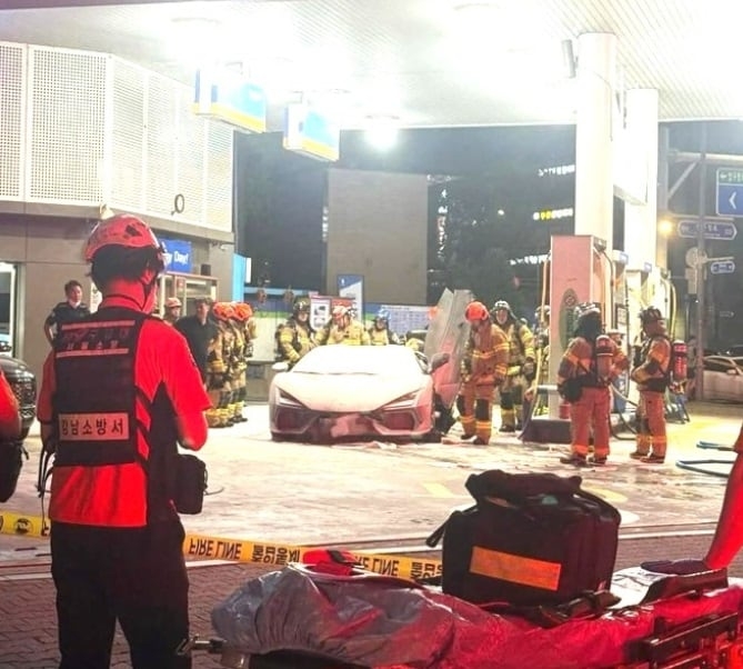 강남 주유소서 기름 넣던 람보르기니 화재…인원 85명 투입