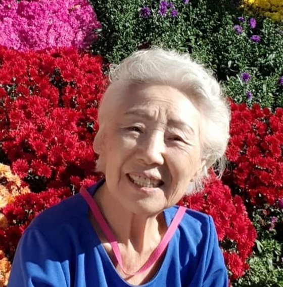 엄마가 아프시기 전 어느 여름날, 꽃처럼 고운 미소를 짓고 있다.