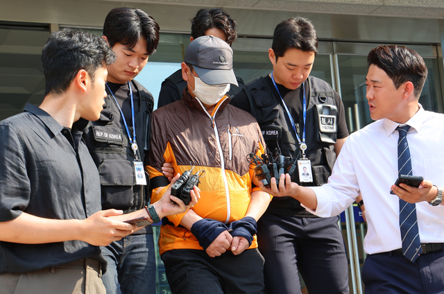 인천 송도에서 사제 총기로 아들을 살해한 60대 남성 A씨가 30일 인천 논현경찰서 유치장에서 검찰로 송치되고 있다. 연합뉴스