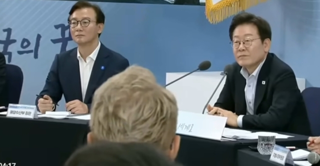 지난달 25일 부산 부경대에서 열린 타운홀 미팅에서 이재명 대통령과 전재수 해양수산부 장관이 해수부 노조 관계자의 의견을 듣고 있다.
