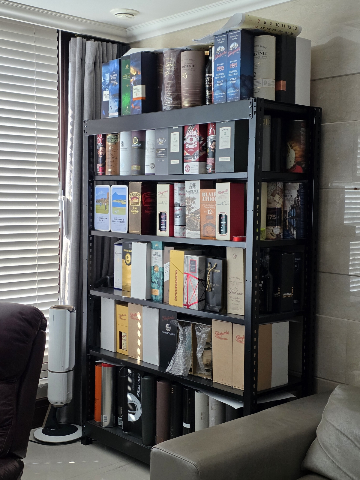 책장에 책 대신 ‘52억어치 위스키’… 교수·의사들의 ‘은밀한 밀수생활’