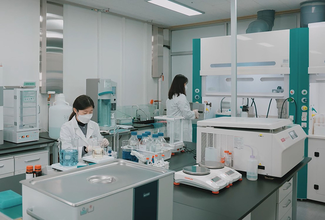 경기 성남식품연구개발지원센터 소속 연구원들이 식품분석을 하고 있다. 성남시청 제공