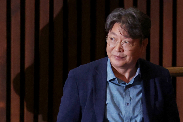 차명 주식거래 의혹을 받는 더불어민주당 이춘석 의원이 5일 국회 본회의에 출석해 방송법 개정안에 대한 기표를 한 뒤 투표함으로 이동하고 있다. 연합뉴스