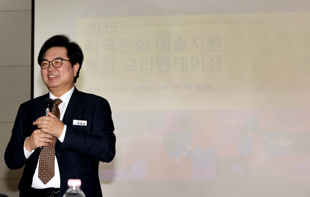 박일하 서울 동작구청장이 지난 3월 상도동 구립김영삼도서관에서 지역문화 예술인들을 만나 소통하고 있다. 동작구청 제공