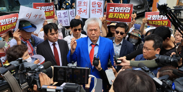 전광훈 사랑제일교회 목사가 취재진을 만나 배후설을 부인하고 있다. 연합뉴스