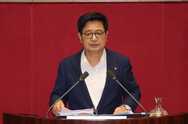 김장겸 국민의힘 의원이 5일 국회 본회의에서 방송문화진흥회법 일부개정법률안에 대한 무제한 토론을 하고 있다. 연합뉴스