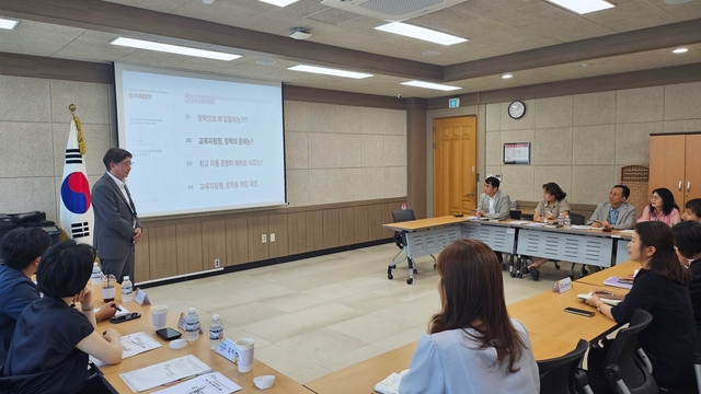 지난달 3일 경기 시흥교육지원청에서 경기도교육청 관계자가 교육지원청 관계자를 상대로 경기미래장학 방침에 대해 설명하고 있다. 경기도교육청 제공