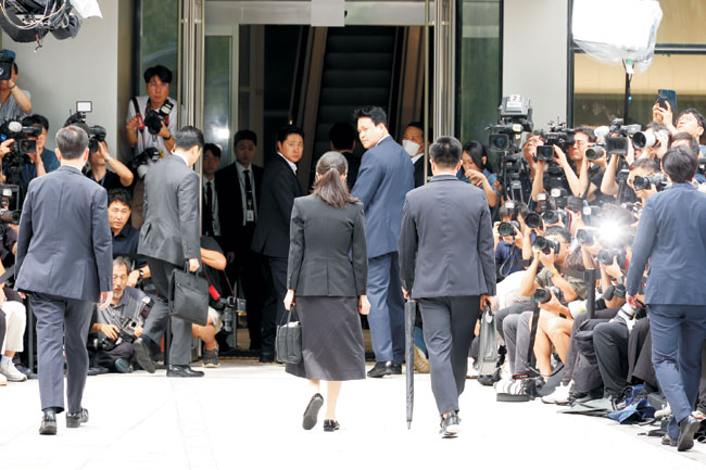 옥중 규탄했던 윤석열, 아내 김건희 출석 소식에 ‘침울’