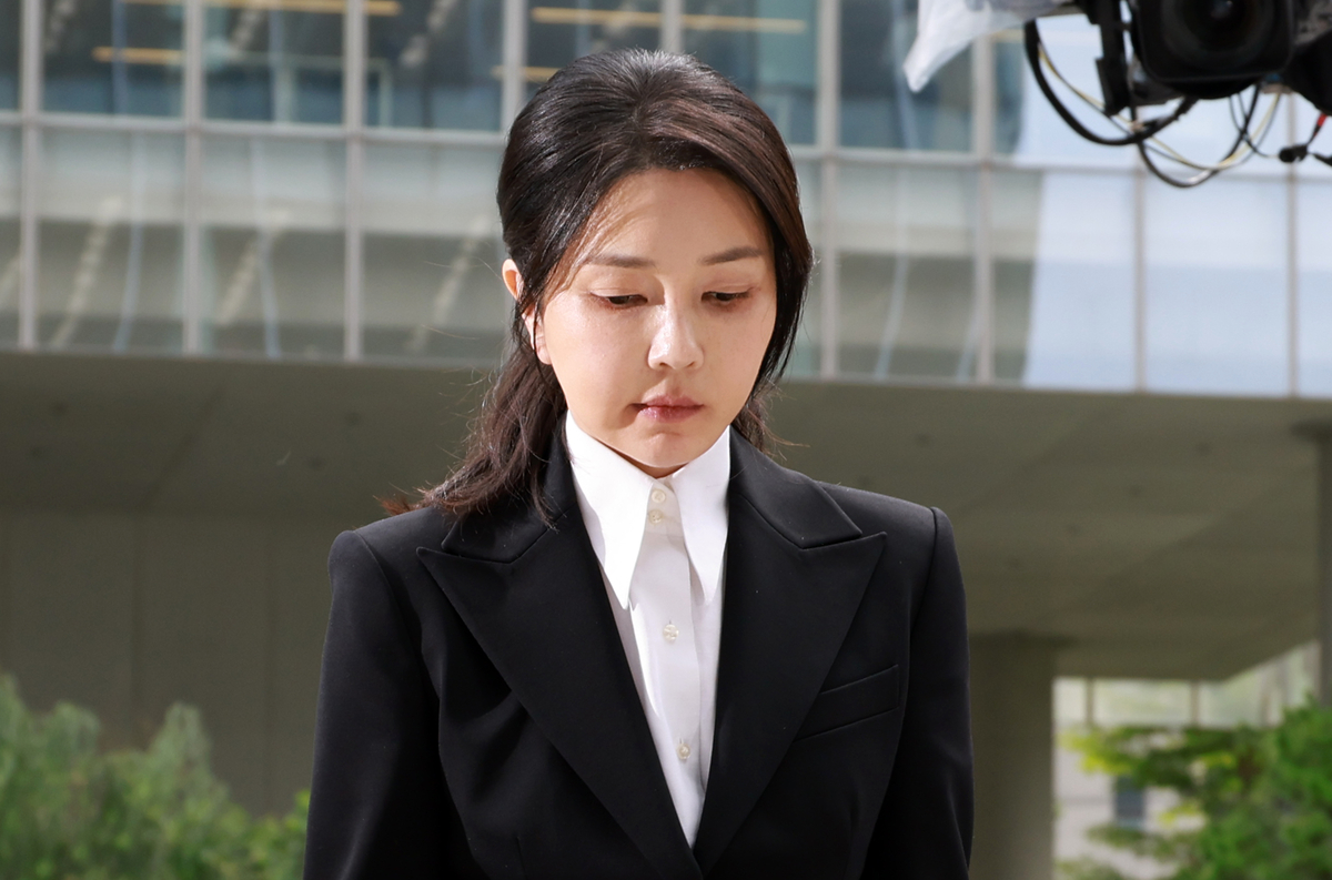 [속보]김건희, 특검 첫 출석 “아무 것도 아닌 사람이 심려 끼쳐 죄송”