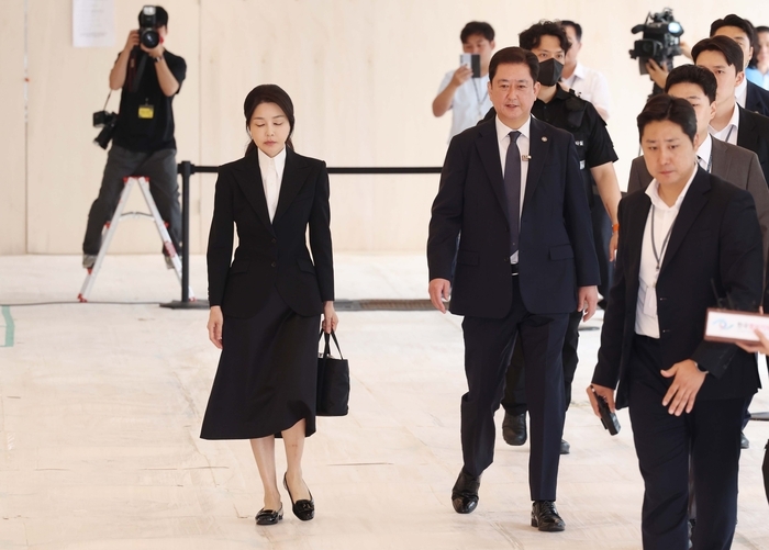 ‘샤넬백 의혹’ 김건희 특검 출석 땐 14만원대 토트백 들어