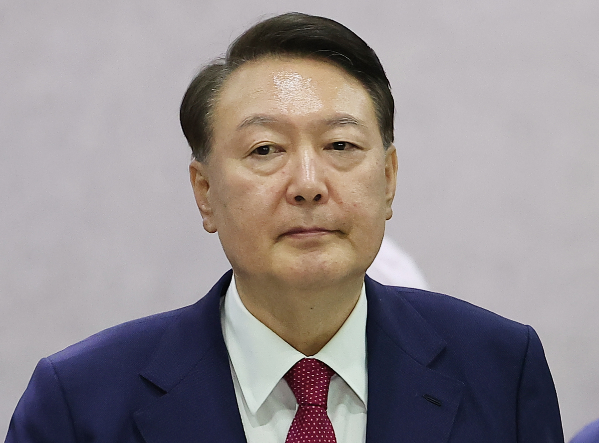 [속보]“팔 빠질 것 같다, 제발 놔달라”…尹 측 “특검, 팔다리 붙잡고 차량 태우려 해”