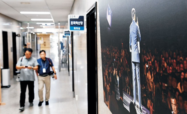 李, 조국 풀어줄 결심… 曺부부 사면 - 尹부부 동시수감 위기 ‘엇갈린 운명’