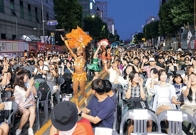 지난해 8월 열린 ‘2024 대전 0시 축제’에 참가한 시민들이 축제를 즐기는 모습.
대전시청 제공