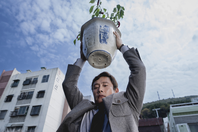 올해 제30회 부산국제영화제 개막작으로 선정된 박찬욱 감독의  ‘어쩔 수가 없다’ 속 한 장면. 이번 영화제 사회자인 배우 이병헌이 주연을 맡았다.  부산국제영화제 제공