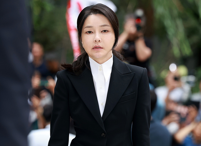 도이치모터스 주가조작 연루 의혹 등을 받는 김건희 여사가 6일 오전 서울 종로구 김건희 특검팀(특별검사 민중기)사무실에 피의자 신분으로 출석하고 있다. 뉴시스