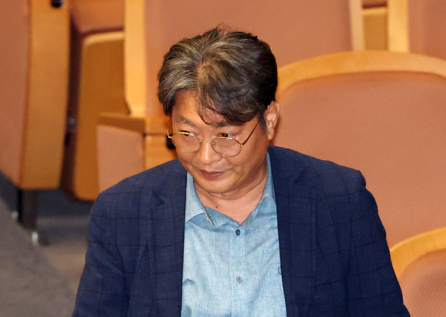 지난 5일 이춘석 당시 더불어민주당 의원이 서울 여의도 국회 본회의장에서 방송법 개정안에 대한 무제한토론 종결동의의 건 투표를 하기 위해 나서고 있다. 뉴시스