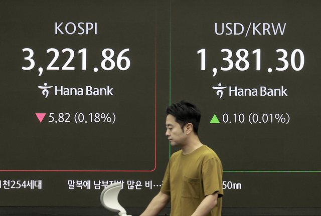 8일 서울 중구 하나은행 딜링룸에서 직원들이 업무를 보고 있다.  뉴시스