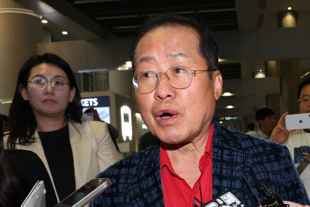 홍준표 전 대구시장이 지난 6월 17일 인천 중구 인천국제공항 제1터미널을 통해 귀국한 뒤 취재진 질의에 답하고 있다. 뉴시스