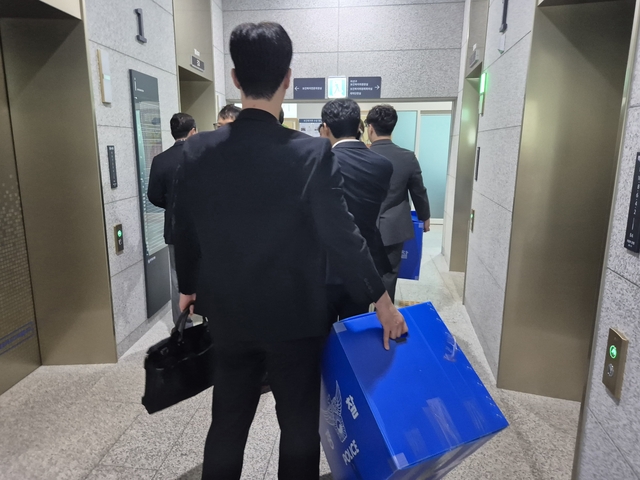 경기 안산상록경찰서 관계자들이 28일 뇌물수수 혐의를 받는 경기도의회 의원 4명의 의원실 압수수색을 하기위해 들어가고 있다. 뉴시스