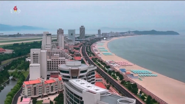지난 6월 준공된 북한의 대형 해변 리조트 단지 원산갈마해안관광지구 전경.  조선중앙TV캡처