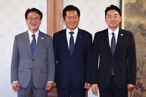 김민석 국무총리(왼쪽)가 10일 서울 종로구 삼청동 총리공관에서 열린 고위당정협의회에서 더불어민주당 정청래 대표(가운데), 강훈식 대통령 비서실장과 기념촬영을 하고 있다. 연합뉴스