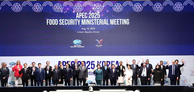 농림축산식품부는 10일 인천 송도에서 열린 아시아태평양경제협력체(APEC) 식량안보 장관회의에서 21개 회원경제체가 농식품 혁신을 위한 장관선언문을 채택했다고 밝혔다. 사진은 이날 열린 APEC 식량안보 장관회의. 농림축산식품부 제공