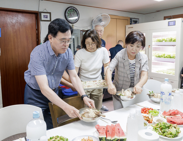 진교훈 서울 강서구청장(왼쪽 첫 번째)이 말복을 하루 앞둔 8일(금) 방화구립 어르신사랑방에서 열린 ‘삼계탕 나눔 행사’에서 삼계탕 배식을 돕고 있다. 강서구청 제공