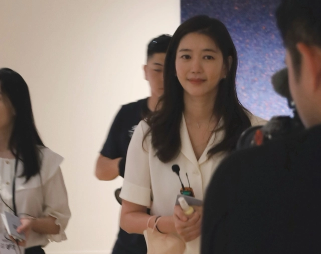 지난 8일 제주 서귀포 포도뮤지엄에서 취재진을 대상으로 전시를 설명 중인 김희영 총괄 디렉터. 포도뮤지엄 제공