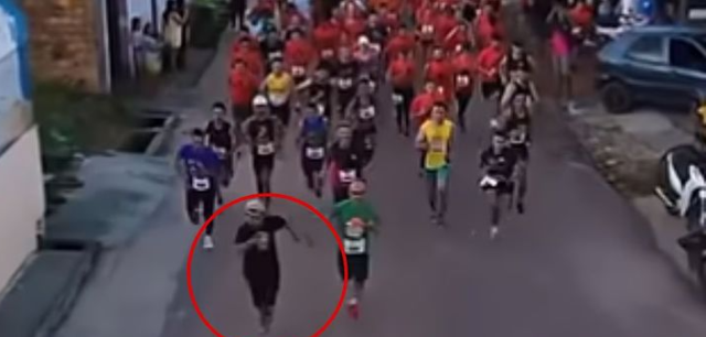 술 취한 노숙자 이사노 피노가 브라질에서 8km 경주에서 슬리퍼만 신고 완주하고 있다. 뉴시스