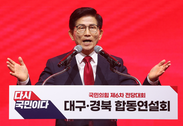 김문수 국민의힘 당대표 후보가 8일 대구 북구 엑스코에서 열린 국민의힘 제6차 전당대회 대구·경북 합동연설회에서 정견 발표를 하고 있다. 연합뉴스