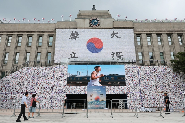 제80주년 광복절을 일주일 앞둔 8일 서울 중구 서울도서관 앞에 태극기 언덕이 조성돼 있다. 연합뉴스